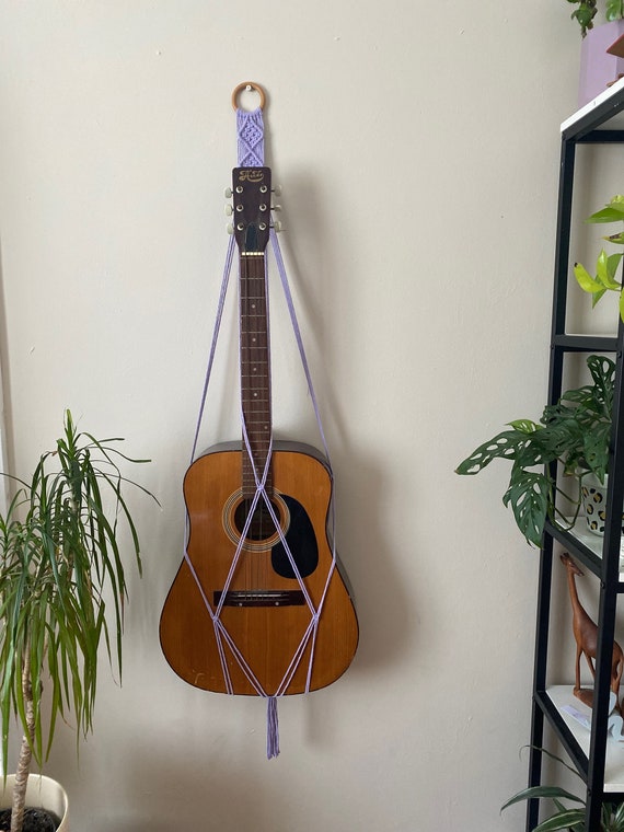 Arte del supporto per montaggio a parete per chitarra macrame lilla, regalo  ispirato agli amanti della chitarra per il fidanzato, tracolla per chitarra  acustica, decorazione per chitarra domestica boho -  Italia