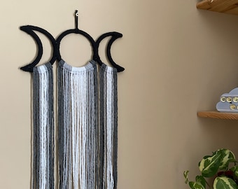 Decorazione da parete con la Dea della Tripla Luna: decorazione in legno nero con fasi lunari