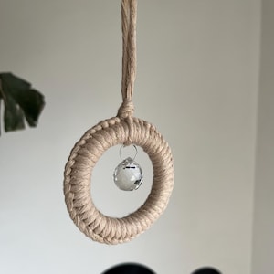 Makramee Kristall Suncatcher: Recycelte Baumwolle & Holzring Dekor