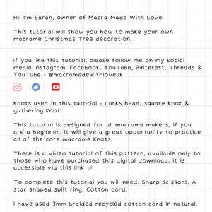 Puede incluir: Un tutorial paso a paso sobre c&oacute;mo hacer una decoraci&oacute;n de &aacute;rbol de Navidad de macram&eacute;. El tutorial incluye instrucciones sobre c&oacute;mo usar un nudo de cabeza de alondra, un nudo cuadrado y un nudo de reuni&oacute;n. El tutorial tambi&eacute;n incluye un enlace a un tutorial en video para aquellos que han comprado la descarga digital.