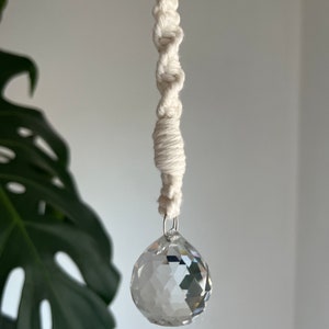 Makramee Kristall Suncatcher: Handgemachte Fensterdeko aus recycelter Baumwolle