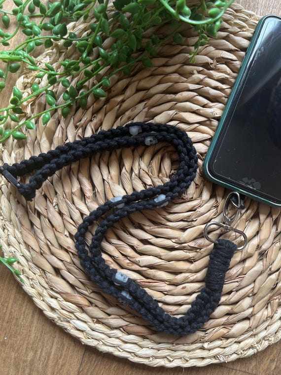 Cordino per telefono in macramè con teschio nero: laccio per telefono a mani libere - Italia