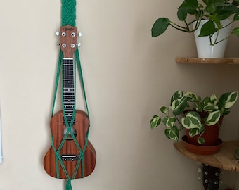 Groene macrame ukulele hanger houder haak, muziek home decor, ukelele muur hanger riem mount, ukulele accessoires, instrument kunst aan de muur