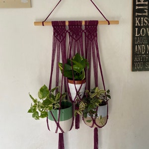 Paarse macramé plantenhanger: handgemaakt wanddecor