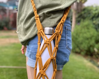 Borsa porta bottiglia d'acqua in macrame senape, borsa per i fianchi, borsa a tracolla, borsa da passeggio per cani, porta fiaschetta, porta bottiglia con cinturino, borsa a tracolla, borsa vegana