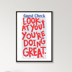 Puede incluir: Una impresión enmarcada con fondo blanco y texto rojo que dice "Guest Check" "LOOK AT YOU! YOU'RE DOING GREAT." El texto está superpuesto sobre un patrón de cuadrícula azul y blanco.