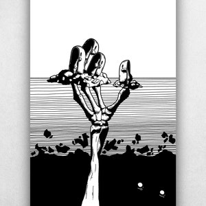 Può includere: Illustrazione in bianco e nero di una mano scheletrica che emerge da un abisso oscuro e acquatico. La mano si protende verso un piccolo oggetto rettangolare sopra la linea di galleggiamento.