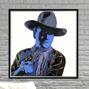 Peut inclure: Impression d'art de style pop art encadrée d'un homme portant un chapeau de cowboy et tenant une arme à feu. L'œuvre d'art présente une palette de couleurs bleue et noire sur fond blanc. L'impression est affichée au-dessus d'un canapé crème avec une couverture noire.