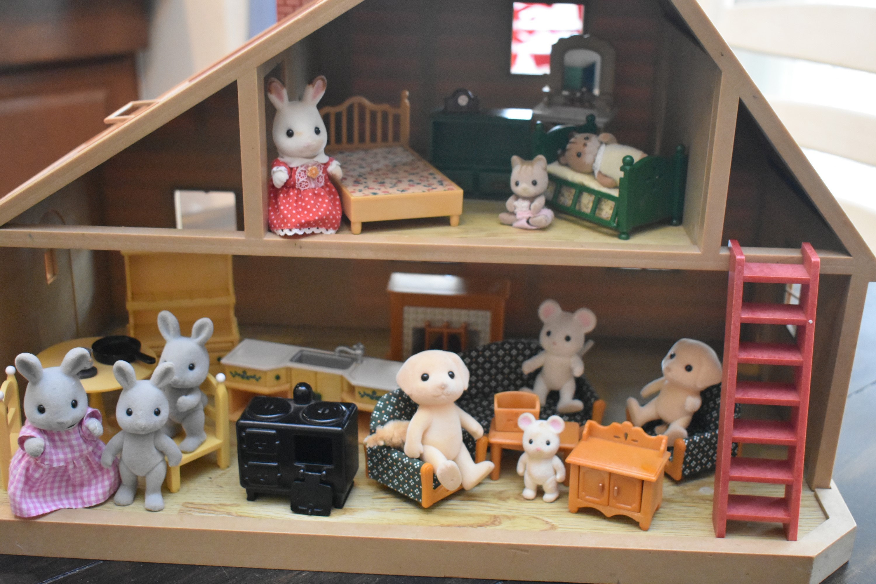 It's done! My Sylvanian Families house is complete! : r