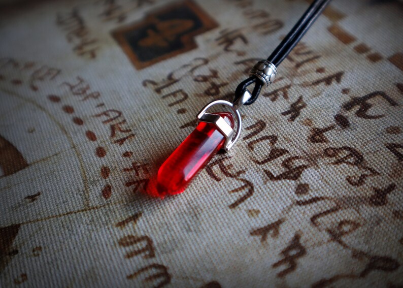 Kyber Crystal Pendant - RED - Star Wars Inspired Jedi Sith Necklace Cosplay Prop Replica Hand Made Quartz Crystal Necklace 