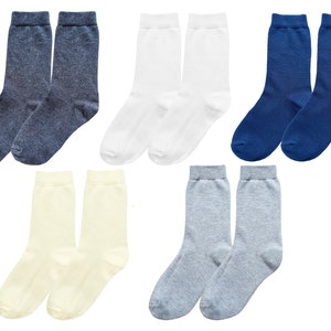 Könnte beinhalten: Sechs Paar Socken in verschiedenen Farben, darunter Weiß, Creme, Grau und Blau. Die Socken sind alle in Crew-Länge und aus einem weichen, bequemen Material gefertigt.