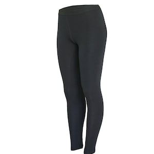 Puede incluir: Leggings negros de cintura alta y ajuste delgado.