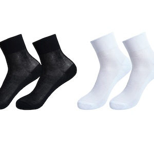 Pode incluir: Dois pares de meias de tornozelo, um preto e um branco. As meias são feitas de um material macio e confortável e são perfeitas para o uso diário.