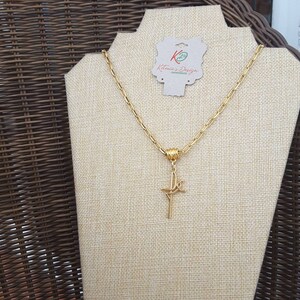 Gold Metal Ketten-Halskette mit Fe &#39;(Faith) Anhänger