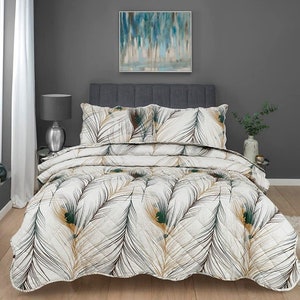 May include: White and green peacock feather patterned quilt set with two matching pillowcases. The quilt is quilted with a diamond pattern.