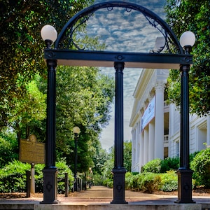 UGA Bogen.  Ein berühmtes Wahrzeichen auf dem UGA-Gelände.  Heimat der University of Georgia Bulldogs.  Fotodruck von Lazzeri Fotografie.