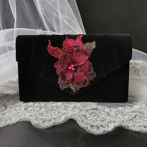 ワインレッドの花があしらわれた黒いベルベットのイブニングクラッチバッグ、花嫁や花嫁介添人のためのゴシックウェディングハンドバッグ、フォーマルなイベント用の封筒型財布