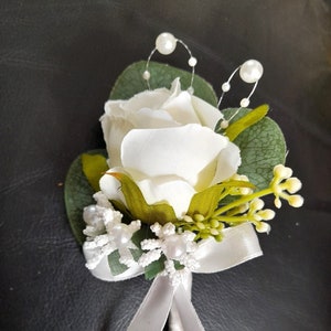 Ivory Floral Boutonniere for Groom&#39;s Wedding Attire - Handcrafted Buttonhole