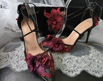 Sandalias de boda góticas de ante negro con bolso de mano con flores burdeos