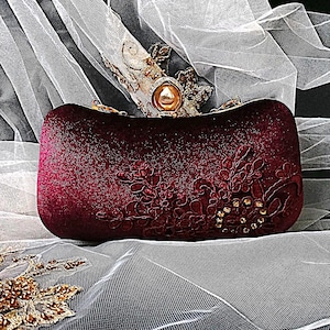 Pochette de soirée en velours rouge bordeaux avec finitions dorées et dentelle florale, Sac à main bordeaux pour mariée ou demoiselle d'honneur, sac à main pour cérémonie