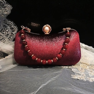 Pochette de soirée en velours rouge bordeaux avec finitions dorées et poignée assortie, sac à main bordeaux pour mariée ou demoiselle d'honneur, sac à main pour événement officiel