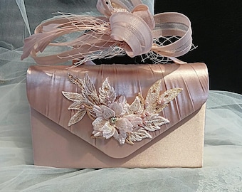 Conjunto de sombrero floral rosa y bolso de mano nupcial de satén: Accesorios para eventos formales para damas de honor