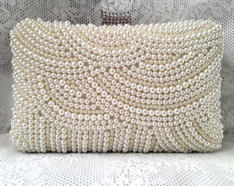 Elegant Pearl Bridal Clutch: The Perfect Wedding Purse for the Stylish Bride