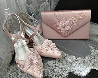 Conjunto de sandália e carteira com salto bloco e estampa floral rosa: Calçado para ocasiões formais