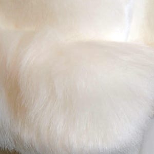 Op de afbeelding: Witte nep bont stof met een zachte, pluche textuur.