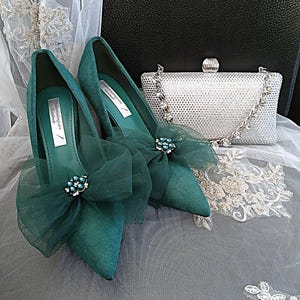 Elegant Emerald Green Suede Evening Shoes With Clips And Silver Clutch Bag,Chic Wedding Heels for Bride Or Bridesmaid