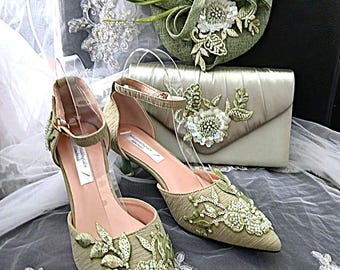 Conjunto de sandálias florais verde-sálvia: sandálias de salto médio, chapéu e carteira.