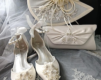 Platte schoenenset met ivoorkleurige bloemen: hoed en clutch voor formele gelegenheden