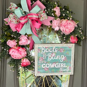 Corona de vaquera rosa, corona de botas y adornos brillantes, corona grande de vaquero rosa y menta, decoración de puerta de chica de campo de granja, decoración occidental de peonía rosa