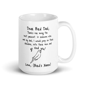 Könnte beinhalten: Eine weiße Keramiktasse mit einer schwarz-weißen Illustration eines Vogels und dem Text "Lieber Vogelpapa, Danke, dass du der beste parront bist. Wenn jemand anderes mein Vater wäre, würde ich ihm auf die Schulter kacken, ihm ins Gesicht beißen und dich suchen gehen! Liebe, (Name des Vogels)"