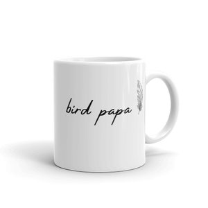 Könnte beinhalten: Weiße Keramiktasse mit schwarzem Text "bird papa" und einer kleinen schwarz-weißen Federillustration.
