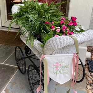 Striscione in tela con monogramma per bambina, striscione per neonato, striscione per baby shower, striscione per carrozzina, striscione per questo bambino preghiamo