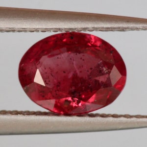 1,48 karat naturlig rubin i duvblodsfärg, oval slipad ädelsten med mycket god lyster | Uppvärmd lös sten