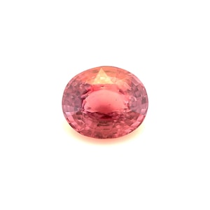 Può includere: Una pietra preziosa ovale di colore rosa con taglio a faccette.
