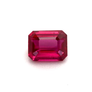 Peut inclure: Une pierre précieuse taillée en émeraude de couleur rose foncé.