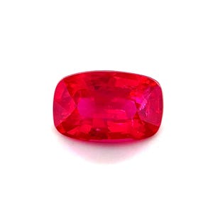 Könnte beinhalten: Ein leuchtend roter Edelstein mit einem Kissen-Schliff. Der Edelstein ist facettiert und hochglanzpoliert.