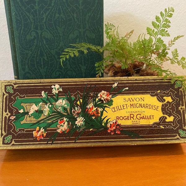 Savon Ceillet-Mignardise carnation soap - original box with 3 very fragrant soaps - Roger & Gallet Paris France - guest soap