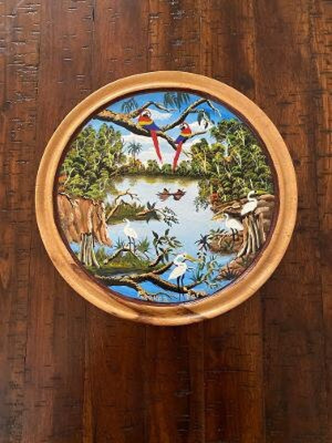Perú Pucallpa Perú plato de madera pintado a mano río Ucayali arte  popular escena selvática loros brillantes hombres en canoa pájaros 