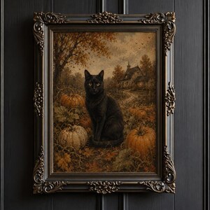 Può includere: Un dipinto incorniciato raffigurante un gatto nero seduto in un campo di zucche con fogliame autunnale e una casa sullo sfondo. L'opera è racchiusa in una cornice decorativa scura e ornata con dettagli intagliati lungo i bordi.
