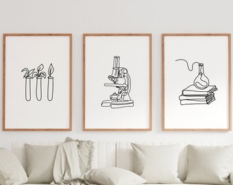以下が含まれることがあります： 科学的なオブジェクトを描いた、白黒の線画が3つ額装されています。最初の絵は、植物が育っている試験管が3つ描かれています。2番目の絵は、顕微鏡が描かれています。3番目の絵は、本の上にフラスコが置かれている様子が描かれています。