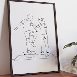 Puede incluir: Una impresión de arte mural enmarcada con un dibujo de líneas negras sobre un fondo blanco. La ilustración muestra dos figuras, una equilibrándose sobre una media pelota de ejercicio mientras la otra está cerca, ambas en un estilo de línea continua.