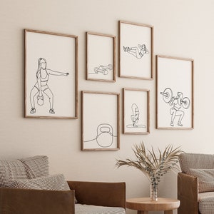 Puede incluir: Un conjunto de seis impresiones minimalistas de arte de línea que presentan diferentes poses de fitness y pesas. Las impresiones están enmarcadas en madera natural y se muestran en una pared blanca.