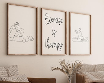 Könnte beinhalten: Drei gerahmte Kunstdrucke mit Strichzeichnungen von Menschen beim Training. Der mittlere Druck trägt den Text "Exercise is therapy" in Schreibschrift. Die Rahmen sind hellbraun und der Hintergrund ist ein neutrales Beige.