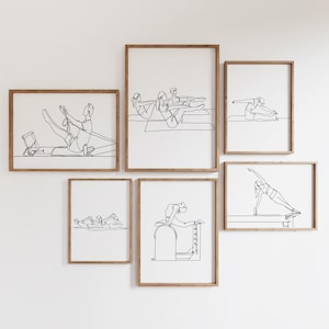Puede incluir: Conjunto de seis impresiones en blanco y negro de arte de línea que representan diferentes poses de pilates. Las impresiones están enmarcadas en marcos de madera natural y están dispuestas en una cuadrícula en una pared blanca.