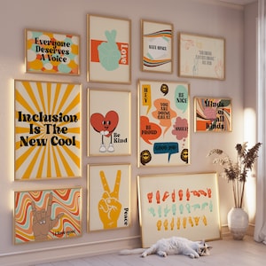 Könnte beinhalten: Eine Sammlung von 12 gerahmten Drucken mit bunten Hintergründen und positiven Botschaften, darunter "Jeder verdient eine Stimme", "Inklusion ist das neue Cool", "Liebe", "Sicherer Raum", "Sei freundlich", "Sei stolz", "Du machst Großartiges", "Sei nett", "Lächeln", "Geister aller Art", "Frieden" und "Ich liebe dich".