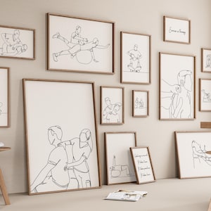 Può includere: Una parete di galleria con 13 disegni in bianco e nero di persone in varie pose. I disegni sono tutti in stile minimalista e presentano linee semplici. Le cornici sono tutte in legno e hanno una finitura naturale. La parete è di colore beige chiaro.